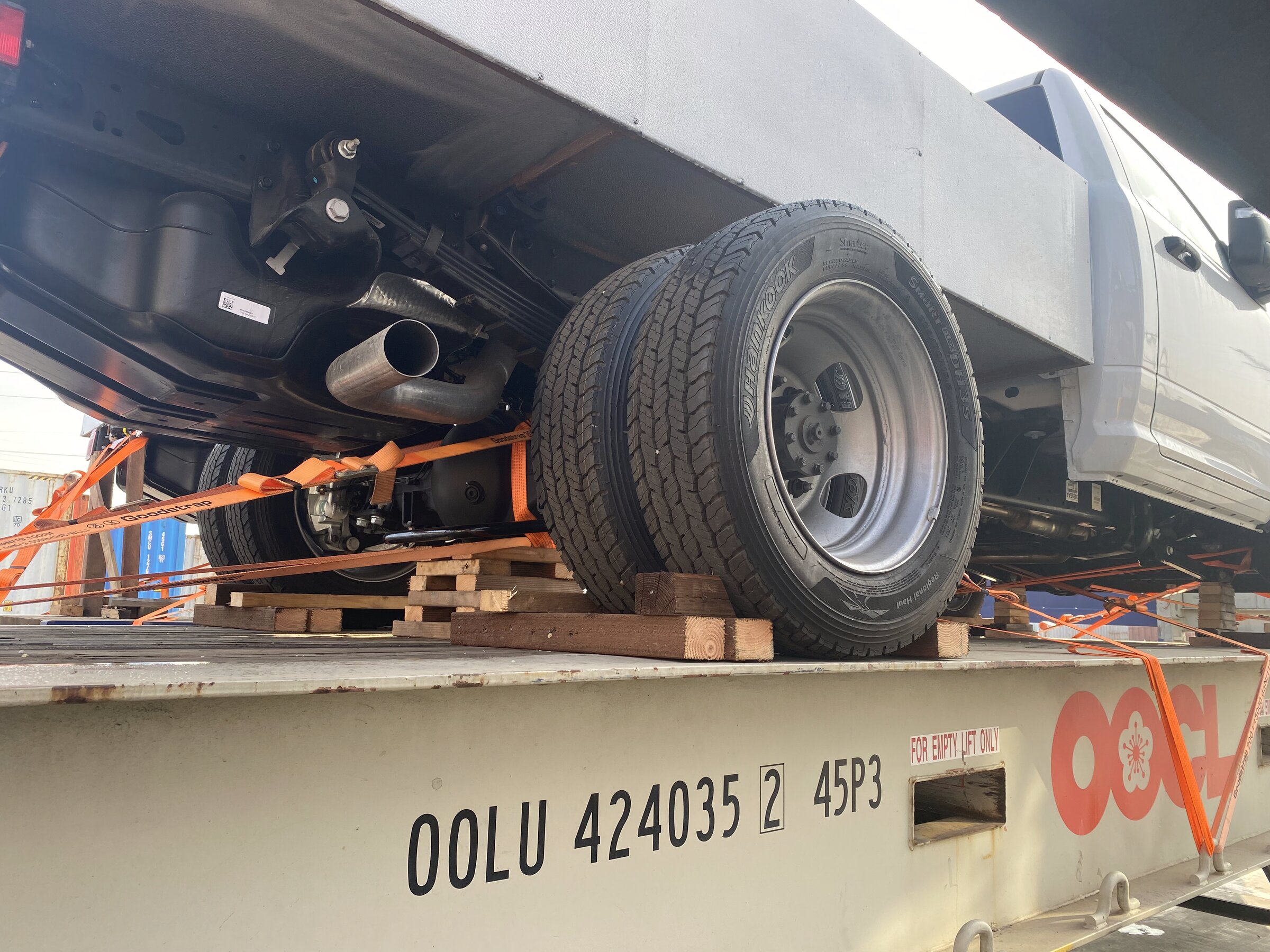 Worker on flatbed with chains and dunnage